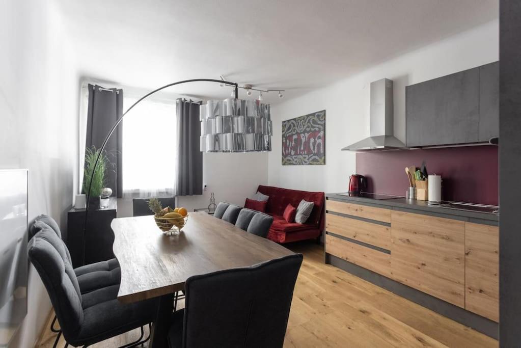 cocina y sala de estar con mesa y sillas en NEW ShalalaLiving Vienna - Lovely Family Home near Schönbrunn - PG, en Viena