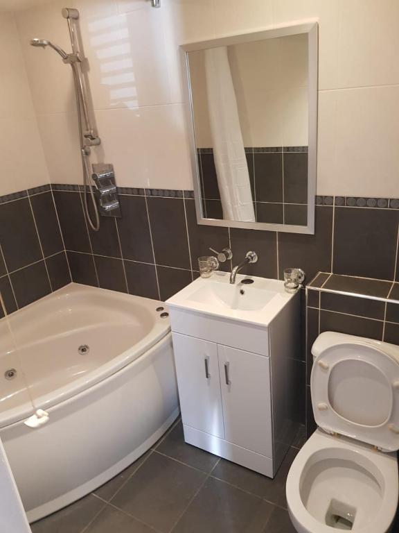 Windsor centre Parkview - Two-Bedroom House
