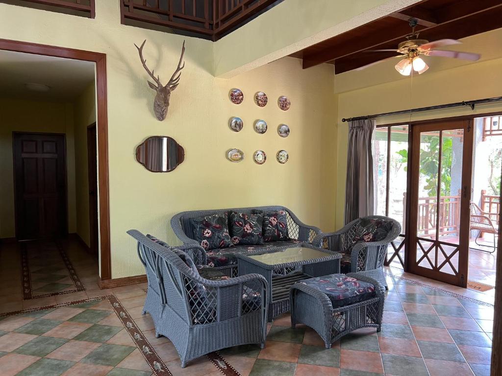 a living room with a couch and chairs and a table at บ้านทรายแก้ว 129HOUSE in Klaeng