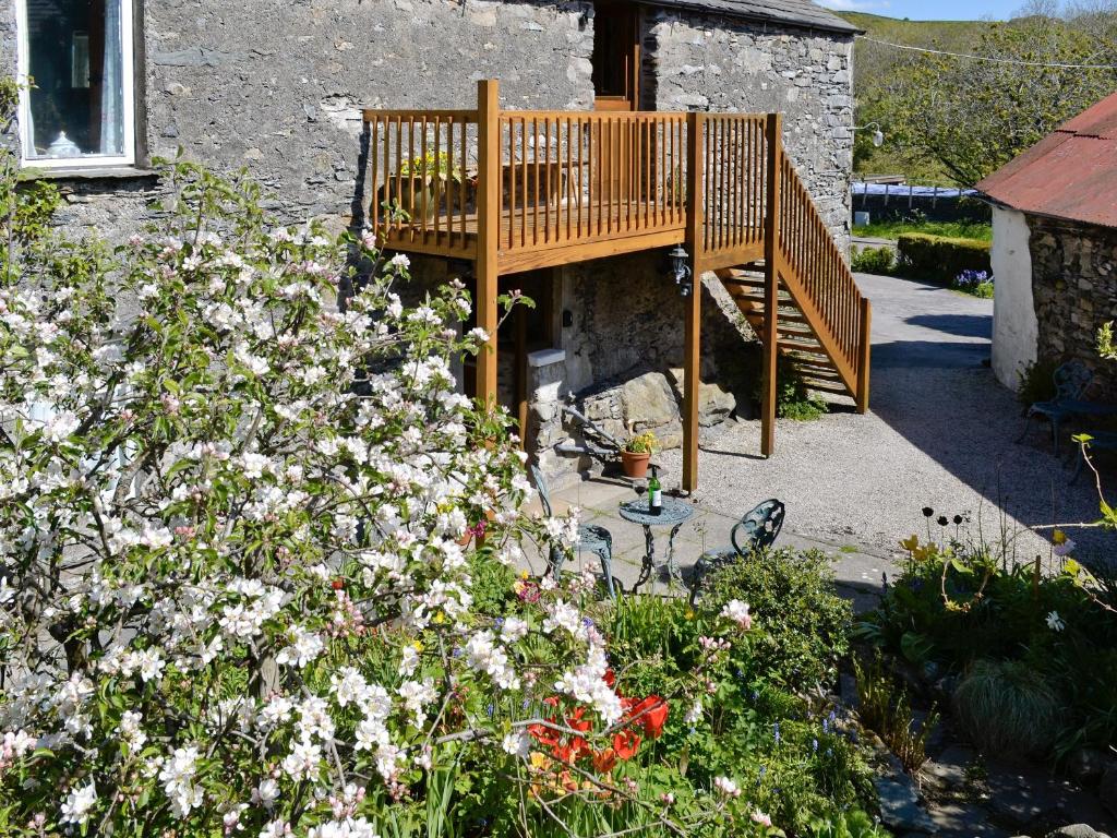 ロウィック・グリーンにあるAllt Maen - E3266の白い花の庭園の木製ベンチ