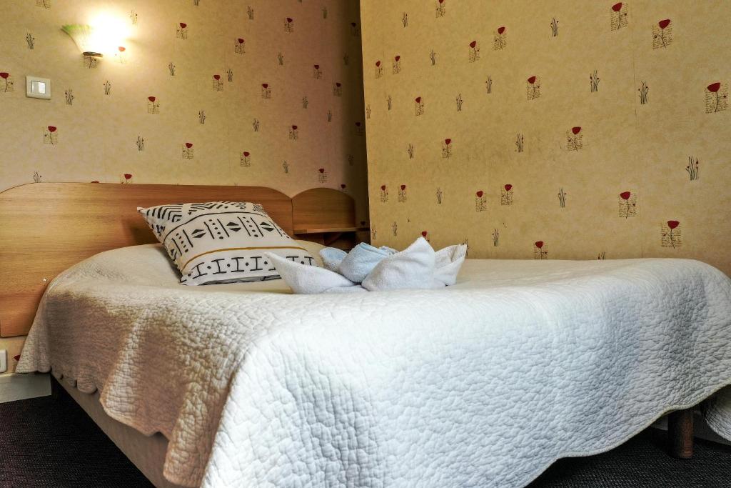 Postel nebo postele na pokoji v ubytování Hôtel Le Pommeil
