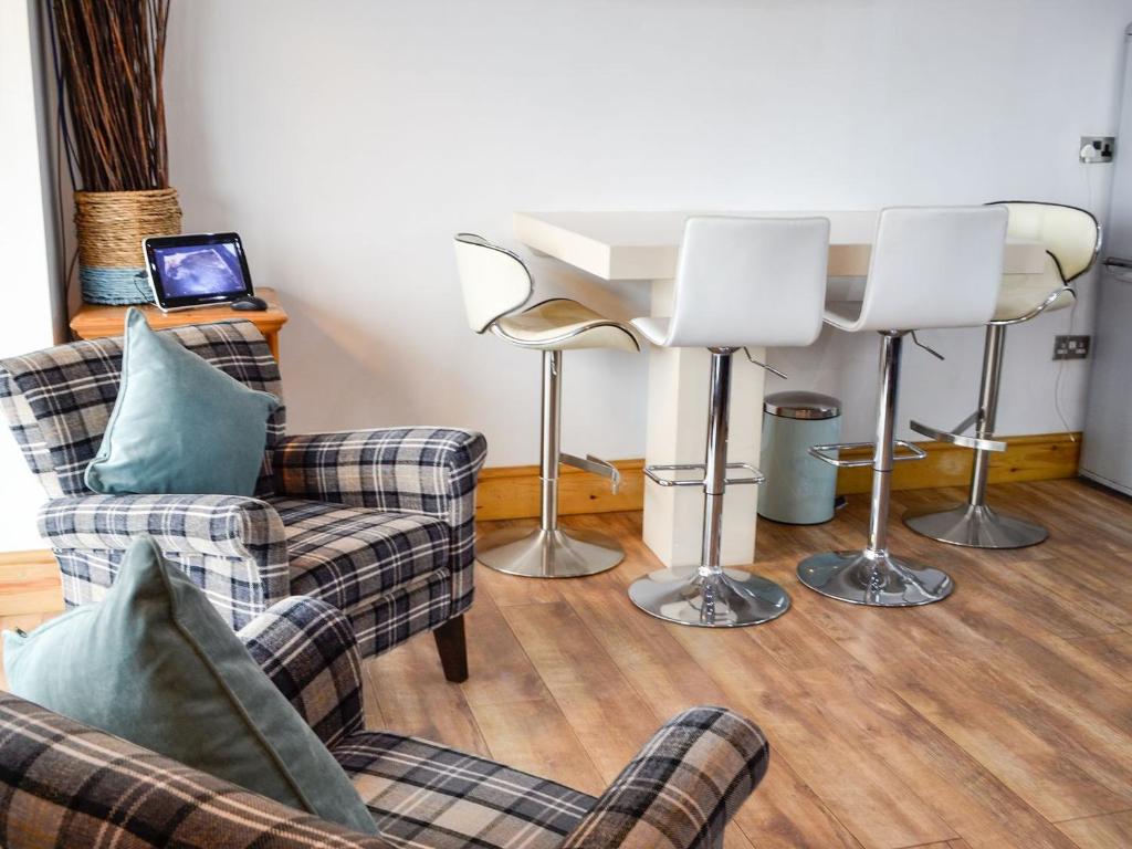 - un salon avec deux canapés et une table dans l'établissement Grooms Room, à Aberdare