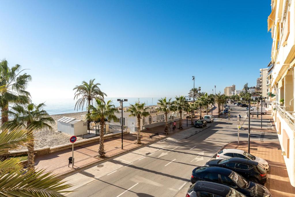 Superb Location Beachfront , 3 bed with terrace, Fuengirola ...