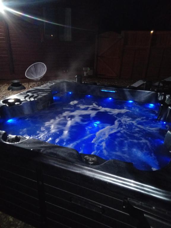 bañera de hidromasaje con luces azules en una habitación en Wyoming Cottage, en York