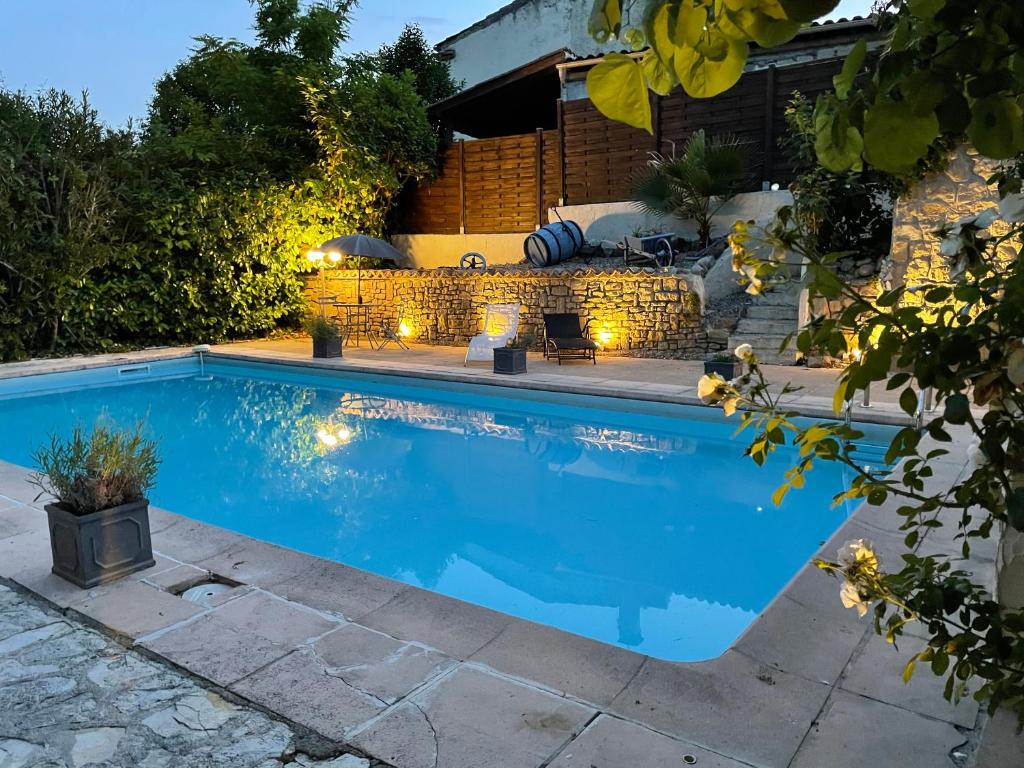 - une piscine dans une cour éclairée dans l'établissement L'Ancienne Forge, à Villarzel-du-Razès