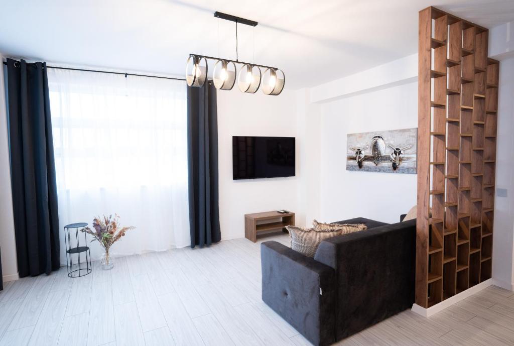 een woonkamer met een bank en een tv bij RCity Apartament 4 in Boekarest