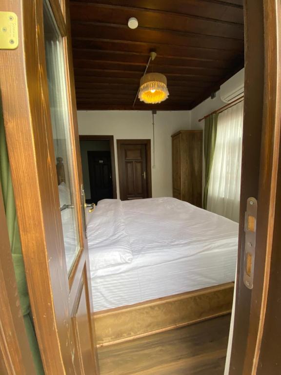 Postel nebo postele na pokoji v ubytování Ziyagil Konağı