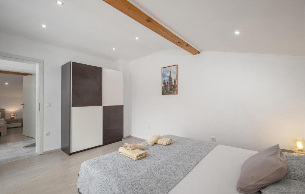 Postel nebo postele na pokoji v ubytování 5 Bedroom Stunning Home In Crikvenica