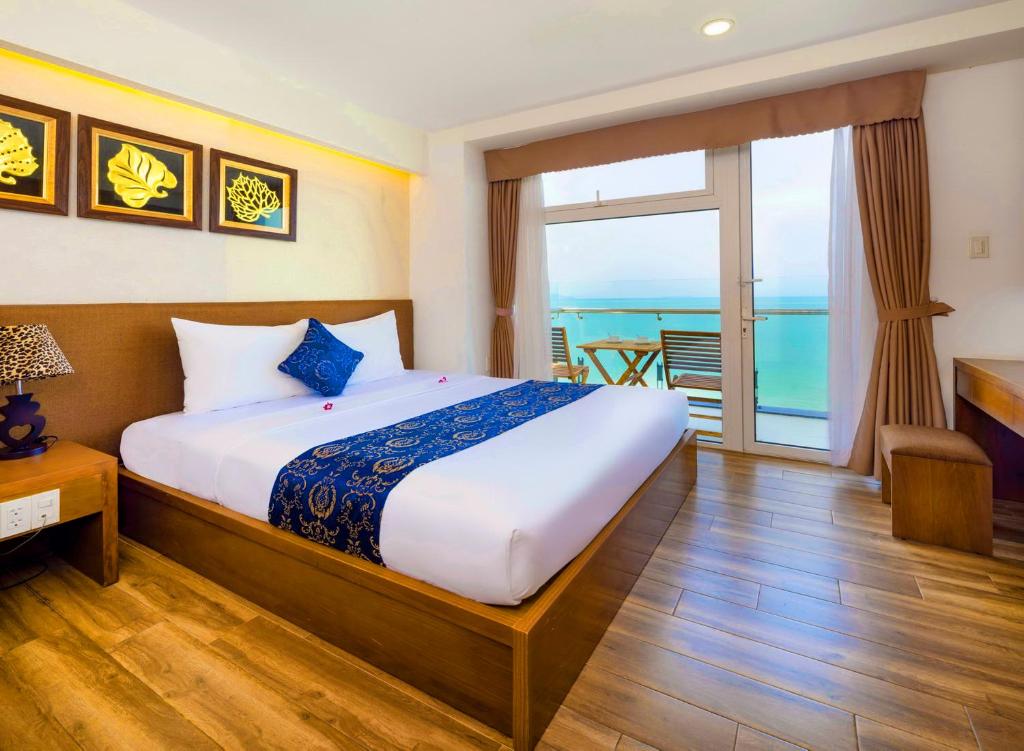 Postel nebo postele na pokoji v ubytování Saphia Hotel Nha Trang