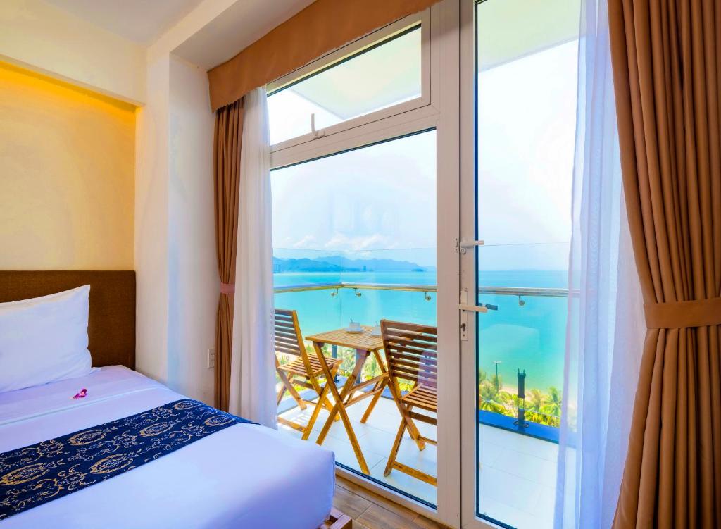 - une chambre avec un lit et une vue sur l'océan dans l'établissement Saphia Hotel Nha Trang, à Nha Trang
