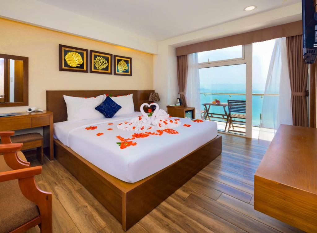 Postel nebo postele na pokoji v ubytování Saphia Hotel Nha Trang
