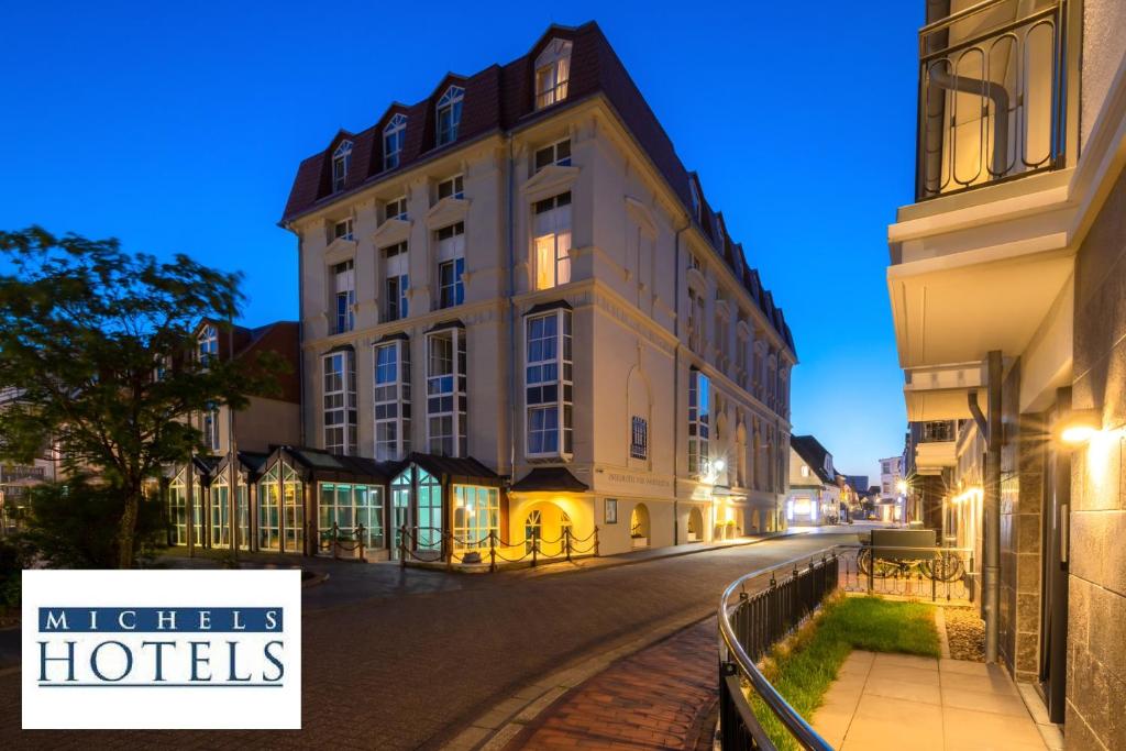 un edificio con un cartel que lee hoteles milagros en Michels Inselhotel Vier Jahreszeiten en Norderney