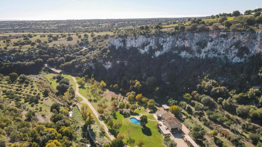 - une vue aérienne sur un parc avec des arbres et des montagnes dans l'établissement Casale Palombieri 12, Emma Villas, à Modica