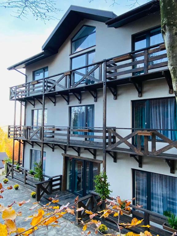 Balkón nebo terasa v ubytování DACHA на Магурі