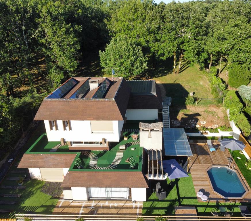 Bazén v ubytování LAPAUSEDEGOUT piscine chambres climatisées jacuzzi terrasse nebo v jeho okolí