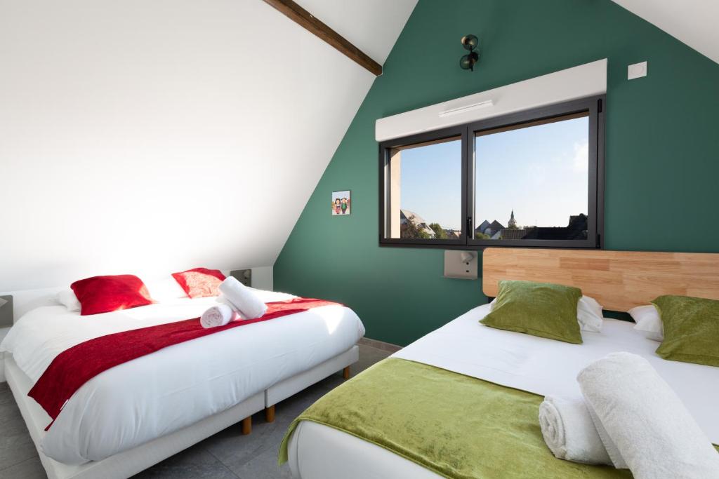 Łóżko lub łóżka w pokoju w obiekcie Gites Spa Strasbourg - Villa Lion - SPA Privé, Sauna, Borne d'arcade, Babyfoot