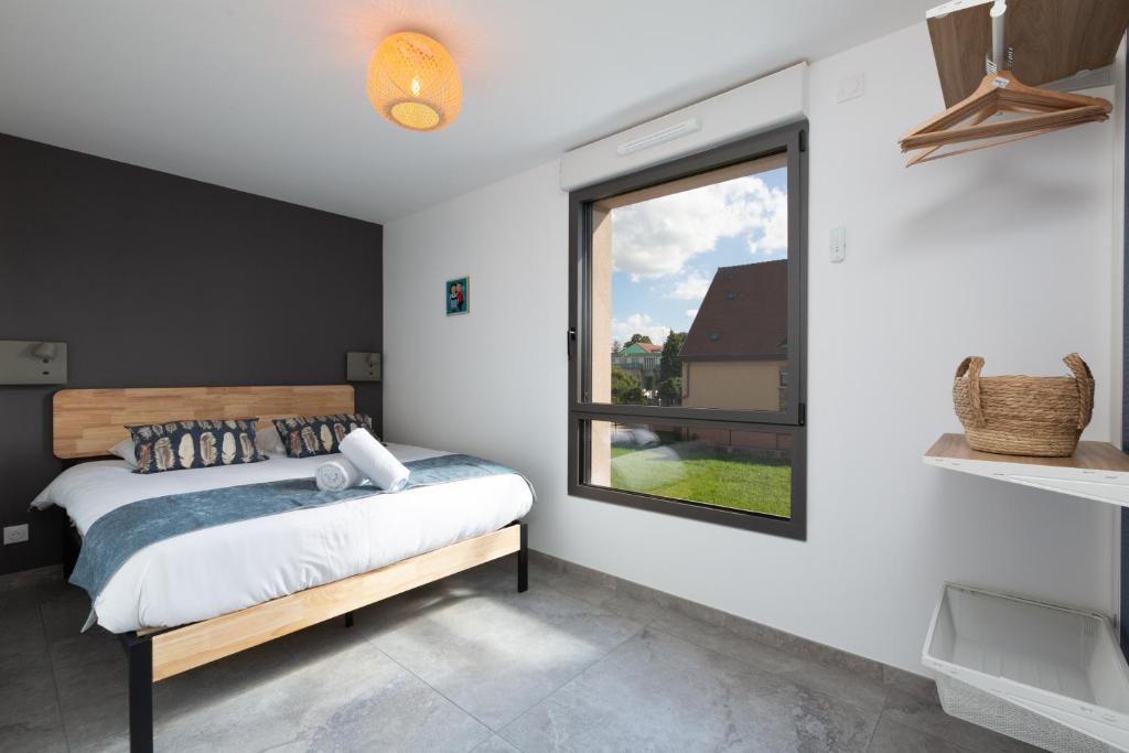 Łóżko lub łóżka w pokoju w obiekcie Gites Spa Strasbourg - Villa Lion - SPA Privé, Sauna, Borne d'arcade, Babyfoot