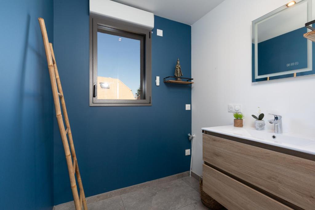 Zdjęcie z galerii obiektu Gites Spa Strasbourg - Villa Lion - SPA Privé, Sauna, Borne d'arcade, Babyfoot w mieście Ittenheim