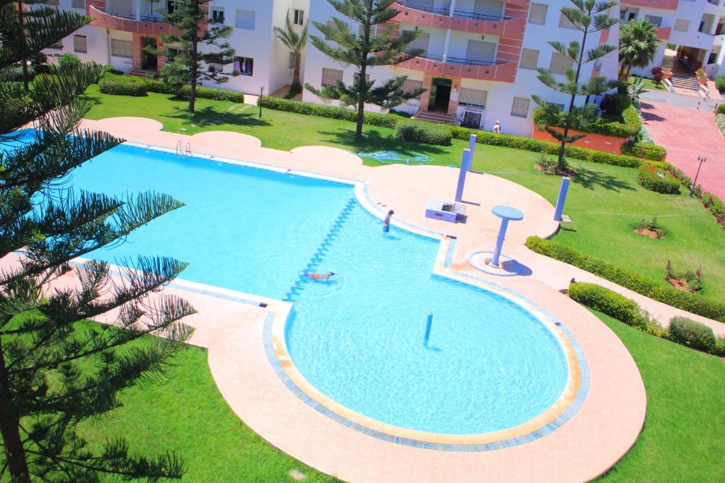 an overhead view of a swimming pool in a resort at Appartement O6 à MOHAMMEDIA in Mohammedia