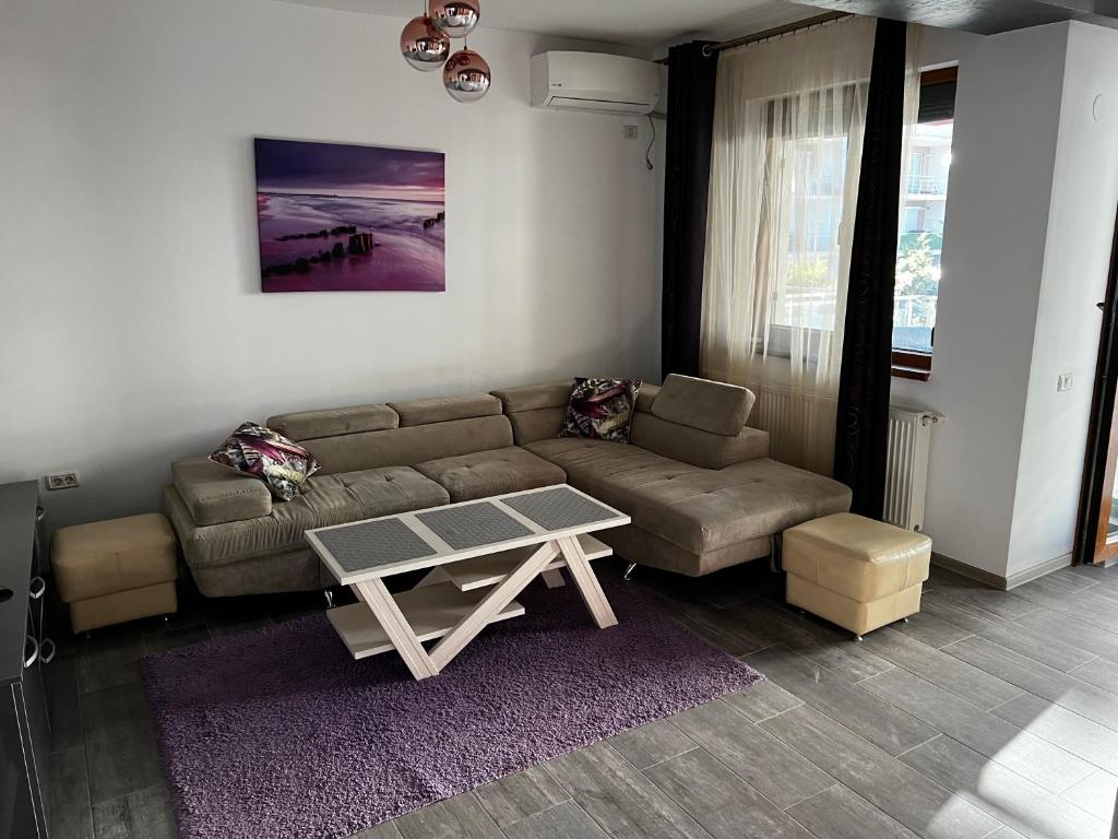 a living room with a couch and a table at Ana Apartament in Mamaia Nord
