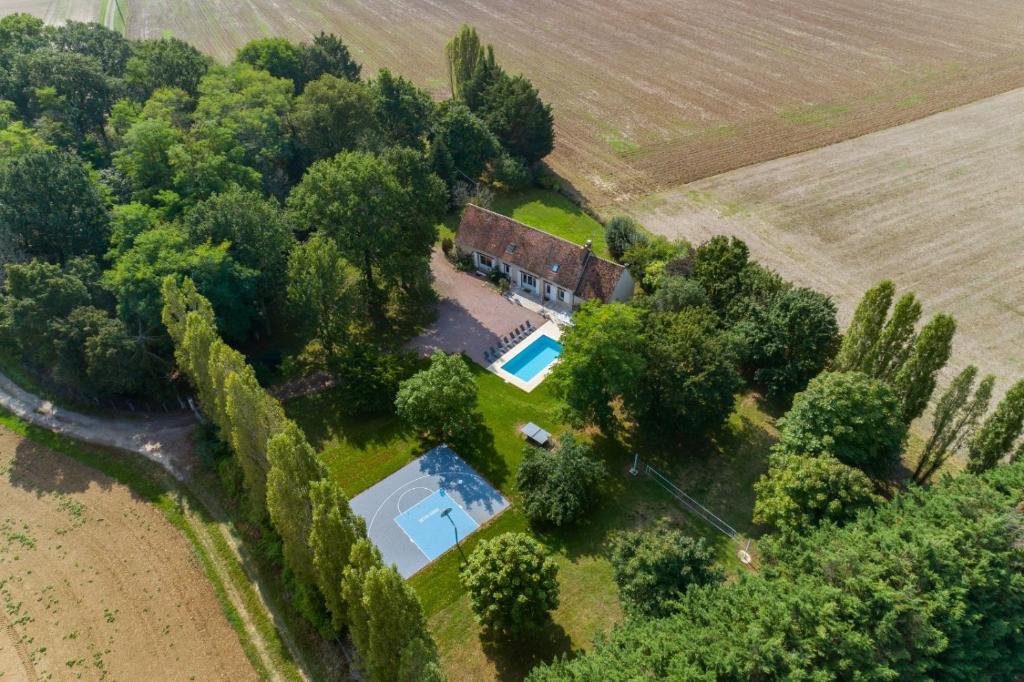 una vista aérea de una casa con piscina y árboles en So Villa Ramenerie 45 - Heated pool - Basket - 1h30 from Paris - 26 beds en Courtemaux