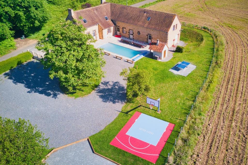 eine Luftansicht eines Hauses mit Pool in der Unterkunft Crazy Villa Chateaubert 28 - Heated pool - Basket - 2h Paris - 30p in La Chapelle-Saint-Fray