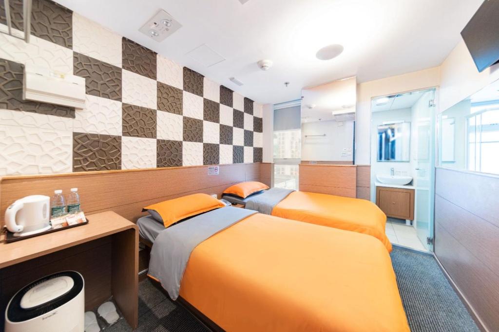 香港的住宿－香港奧斯酒店，酒店客房带两张床和一间浴室