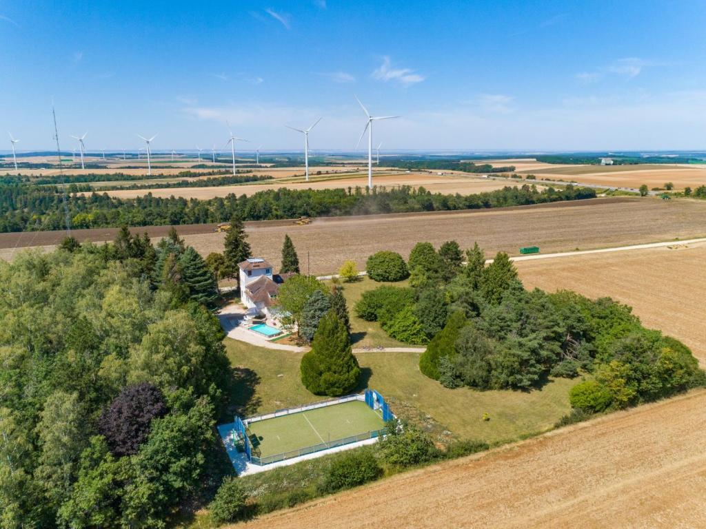 vista aerea di una casa con campo da tennis di Crazy Villa Radar 89 - Heated pool - Multisports field - 2h Paris - 30p a Saint-Cyr-les-Colons