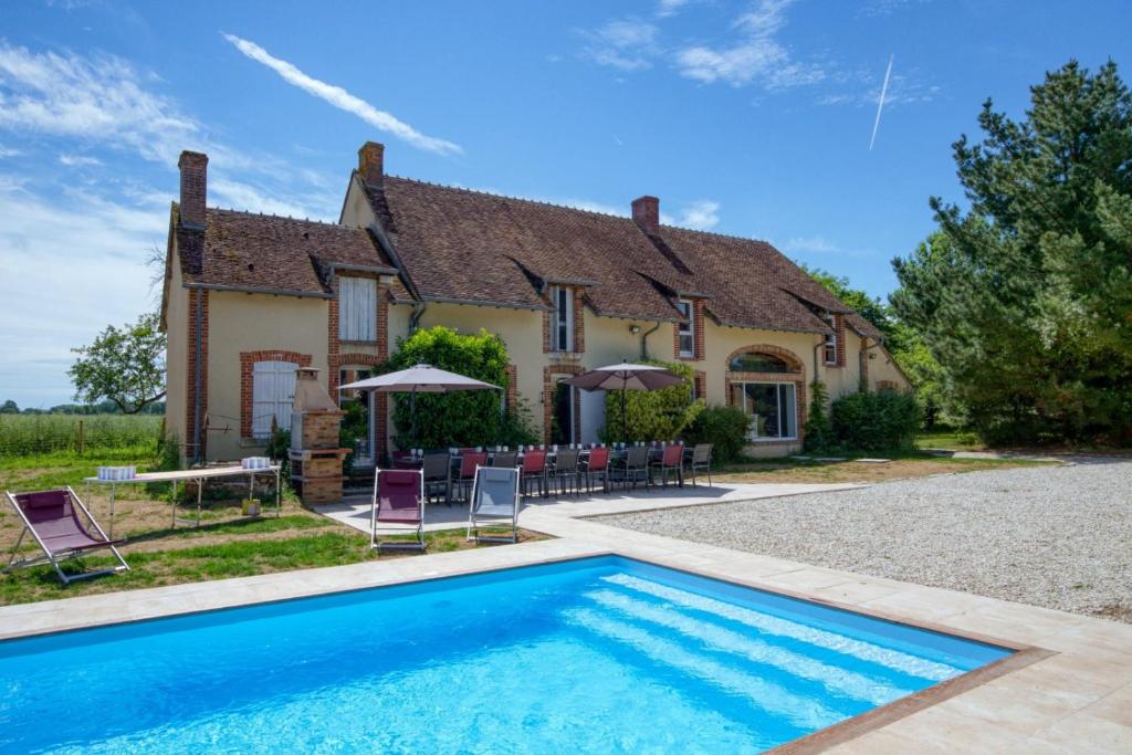 un domaine avec une piscine en face d'une maison dans l'établissement Crazy Villa Le Petit Belair 18 - Heated pool - Foot - 2h Paris - 30p, à Aubigny-sur-Nère