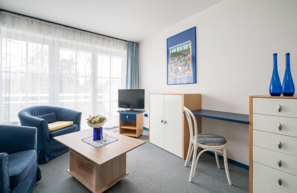 salon z kanapą i stołem w obiekcie Haus-Frisia-Appartement-402 w mieście Sankt Peter-Ording