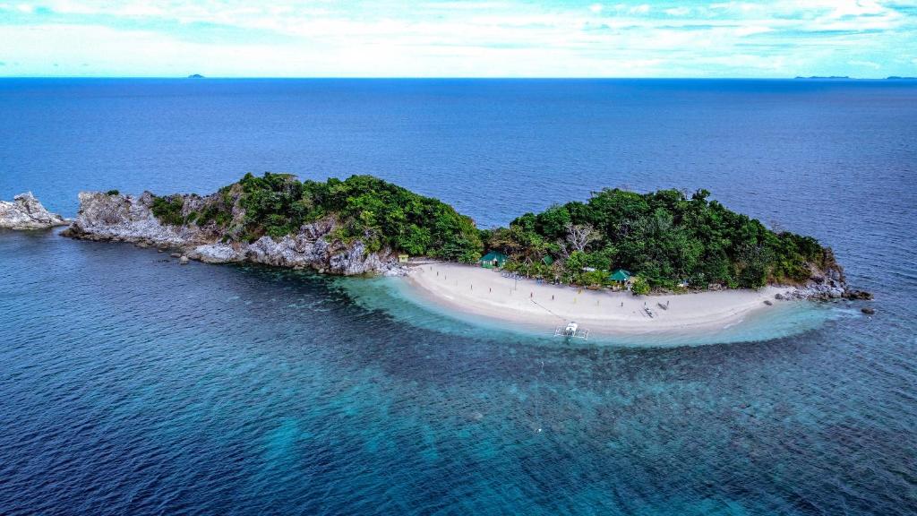 an island in the middle of the ocean at Rock Island Eres Bella 