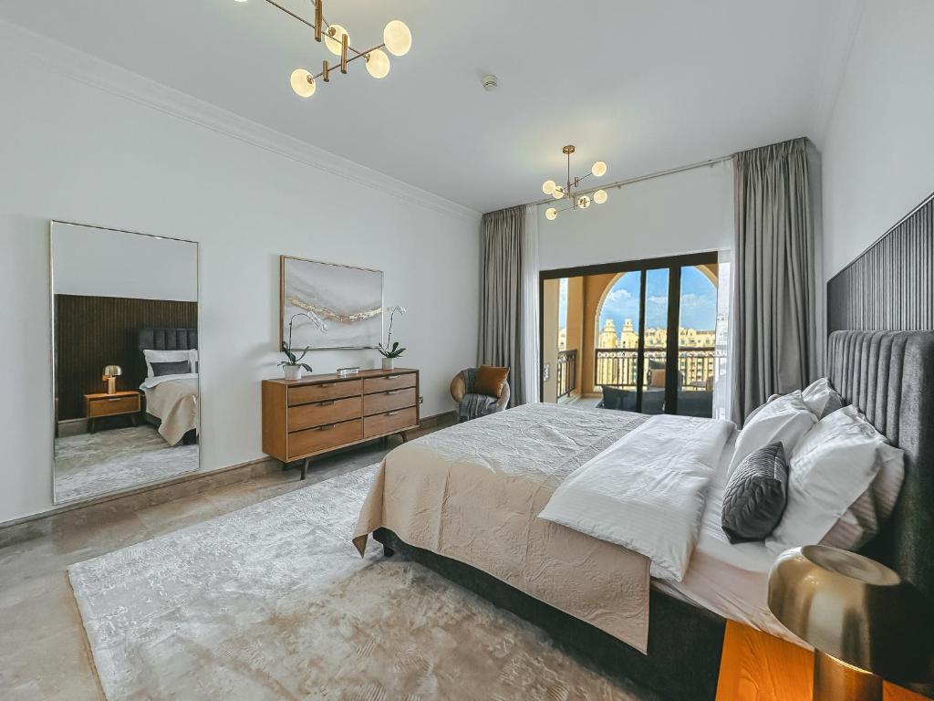 sypialnia z dużym łóżkiem i dużym oknem w obiekcie Luton Vacation Homes - Luxury & Spacious 1BR North Residence Fairmont , Palm Jumeirah - 90AB3 w Dubaju