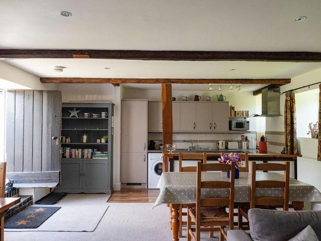 cocina con mesa y sillas en una habitación en Old Orchard Cottage, en Haydon