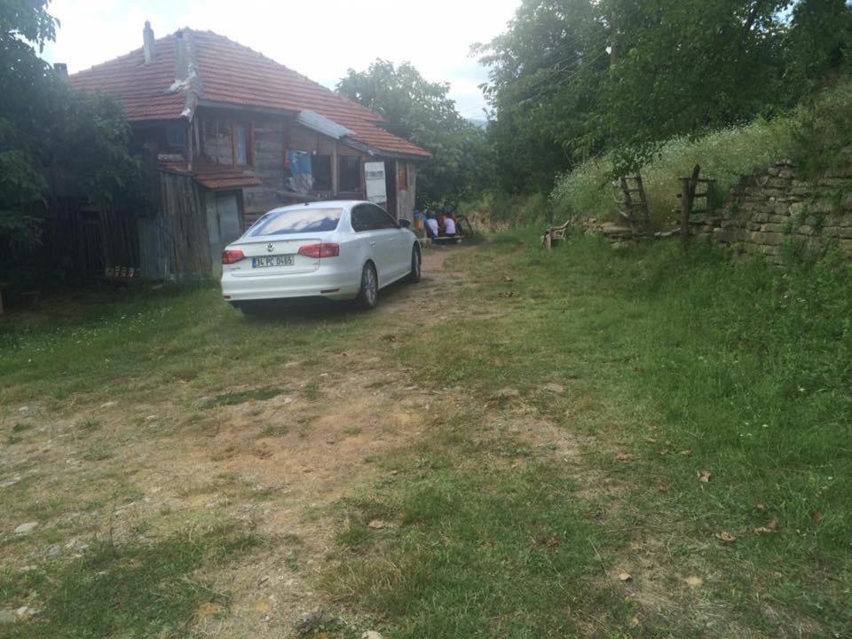 a white car parked in front of a house at Tarihi Karadeniz Evi in Ayancık