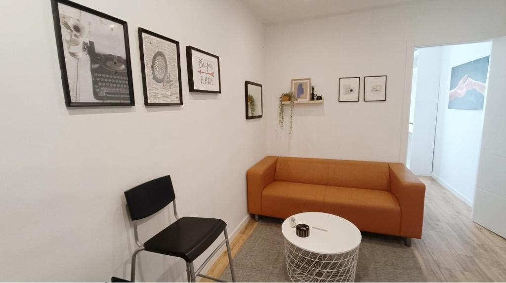 sala de estar con sofá y silla en New apartment beside Barça Stadium 2, en Hospitalet de Llobregat