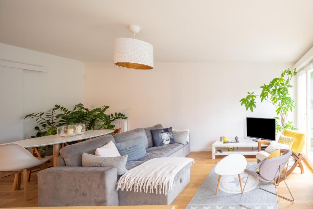 Telewizja i/lub zestaw kina domowego w obiekcie Sérénité - 2 chambres - Calme et Verdure