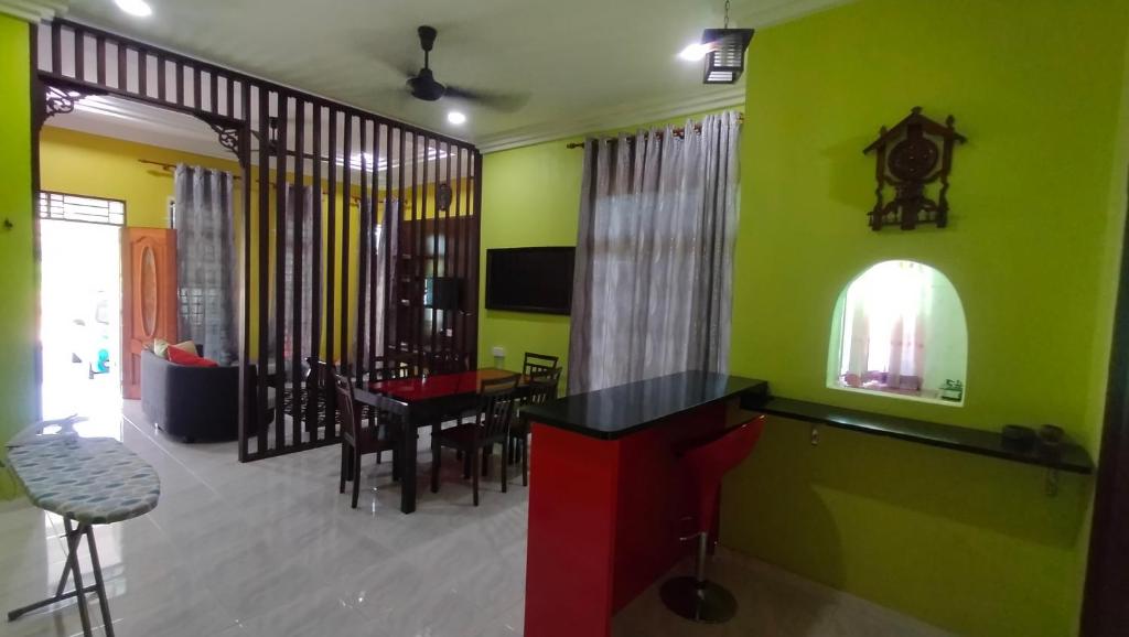 un soggiorno con pareti verdi e una sala da pranzo di Tiffana Homestay a Kampong Ayer Terjun