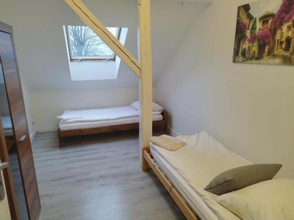 Zimmer mit 2 Etagenbetten und einem Fenster in der Unterkunft Apartament z widokiem Słubice in Słubice