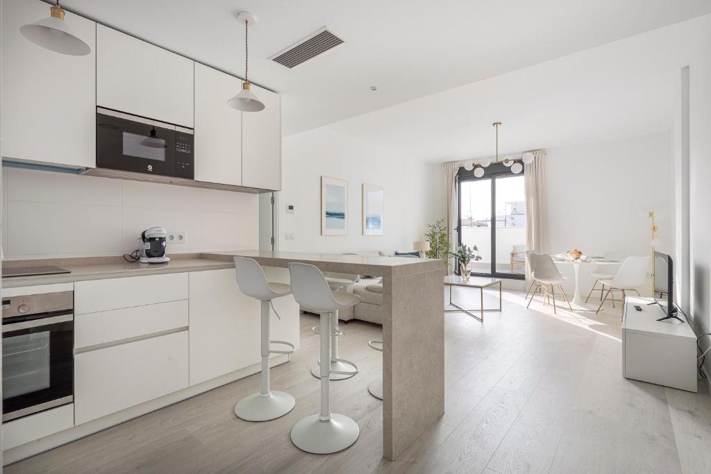 Kuchyň nebo kuchyňský kout v ubytování Uxama Sevilla Luxury Penthouse en Triana - Terraza y parking privados - piscina