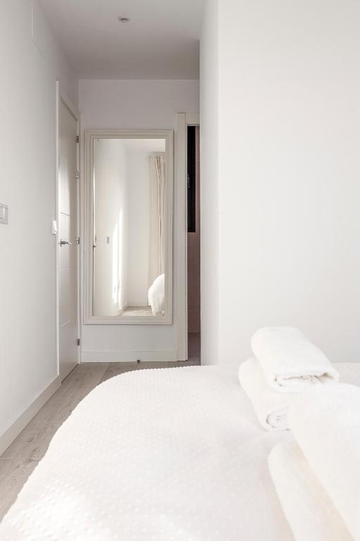 Postel nebo postele na pokoji v ubytování Uxama Sevilla Luxury Penthouse en Triana - Terraza y parking privados - piscina