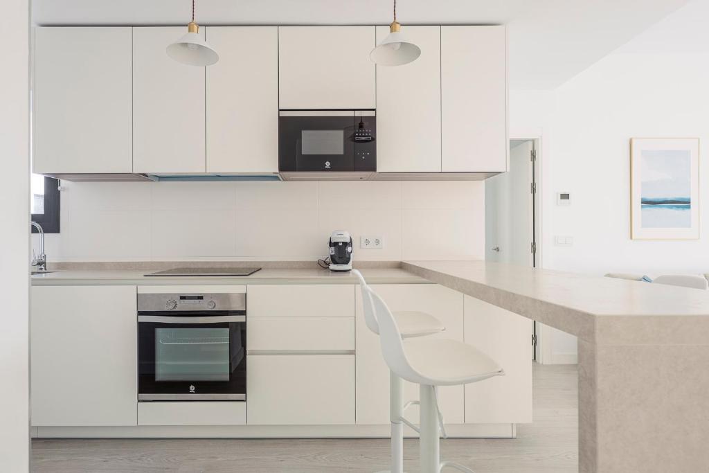 Kuchyň nebo kuchyňský kout v ubytování Uxama Sevilla Luxury Penthouse en Triana - Terraza y parking privados - piscina
