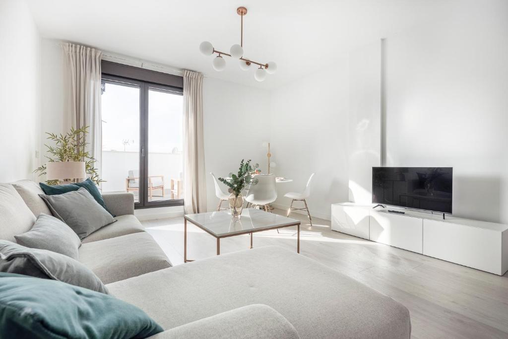 TV a/nebo společenská místnost v ubytování Uxama Sevilla Luxury Penthouse en Triana - Terraza y parking privados - piscina