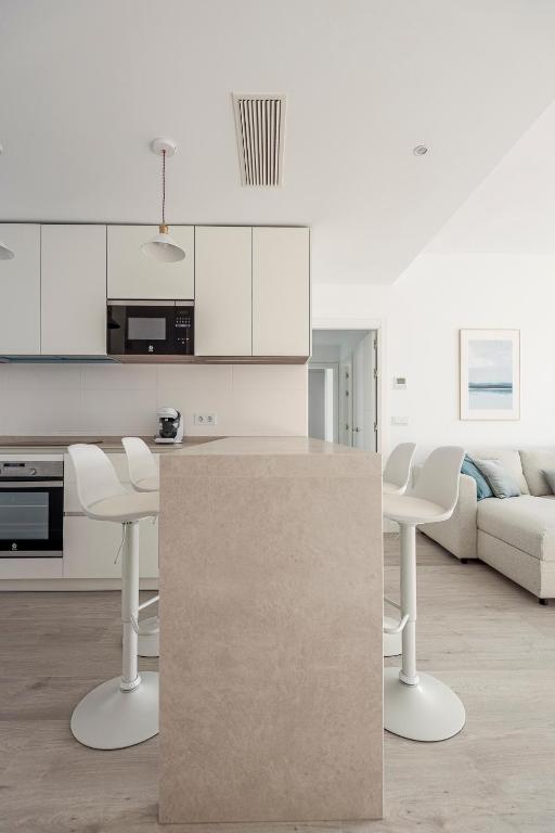 Kuchyň nebo kuchyňský kout v ubytování Uxama Sevilla Luxury Penthouse en Triana - Terraza y parking privados - piscina
