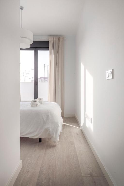 Postel nebo postele na pokoji v ubytování Uxama Sevilla Luxury Penthouse en Triana - Terraza y parking privados - piscina