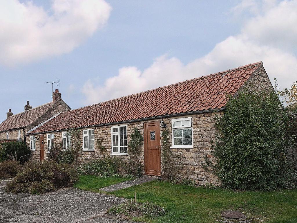 EbberstonにあるPear Tree Farm Cottages - Rchm38の赤い屋根の古い石造りの家