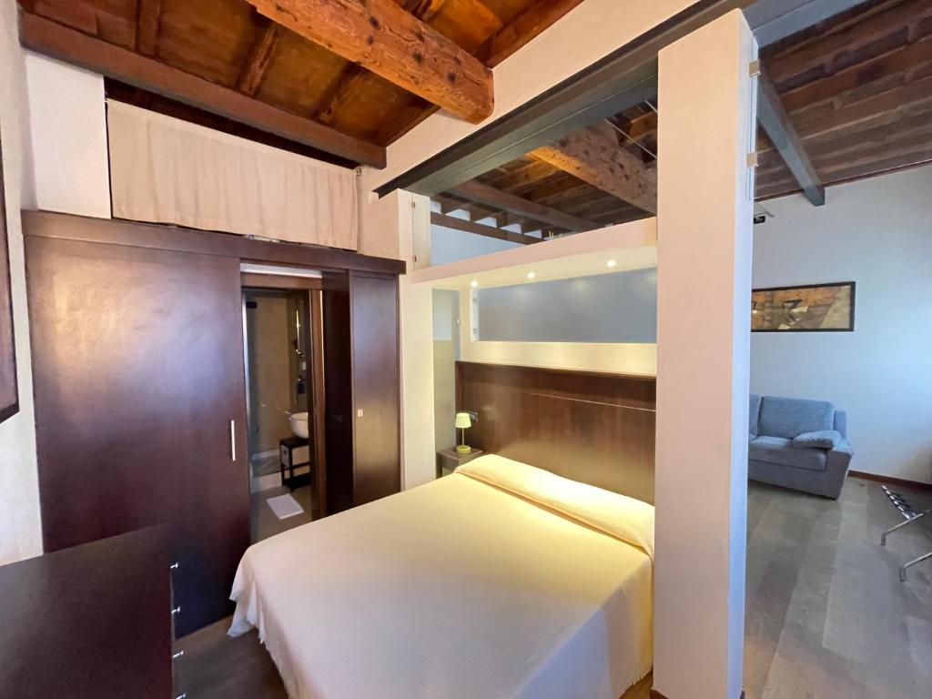 ein Schlafzimmer mit einem großen weißen Bett in einem Zimmer in der Unterkunft Guest House Delizia Estense in Ferrara