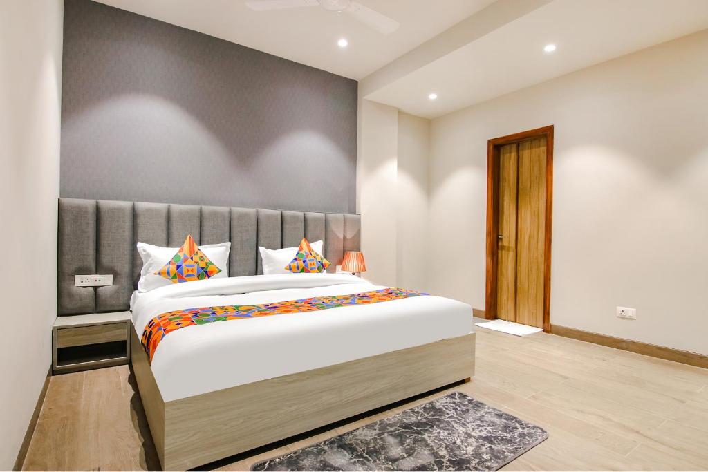 ein Schlafzimmer mit einem großen Bett in einem Zimmer in der Unterkunft FabHotel Prime K9 Grand in Ludhiana