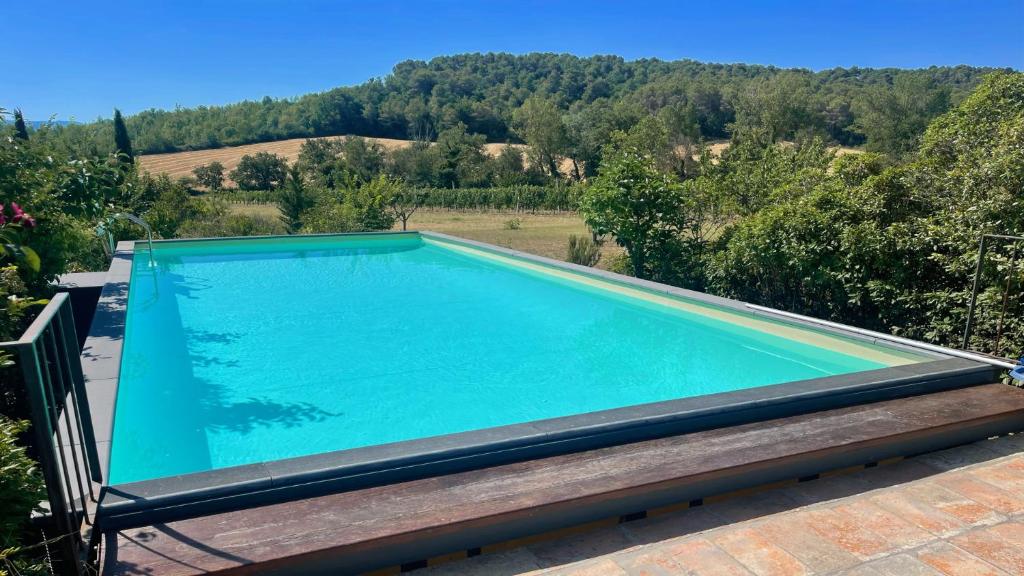 uma piscina em cima de uma casa em Exclusive pool - wondrous views - biological Gardens - pool house - 11 guests em Marzolini
