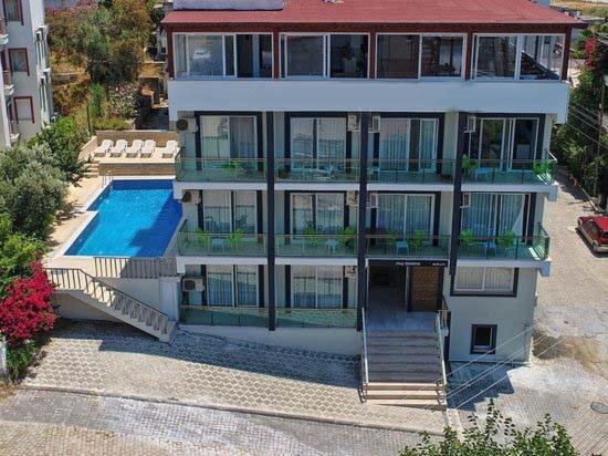 una vista aérea de una casa con piscina en Airport Güllük Otel en Milas