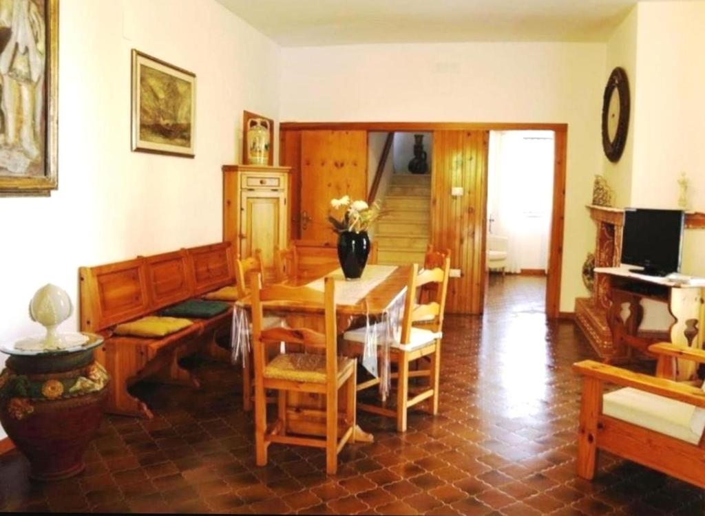a dining room with a table and chairs at Casa Marisa Villa Vacanza in Castellana Grotte